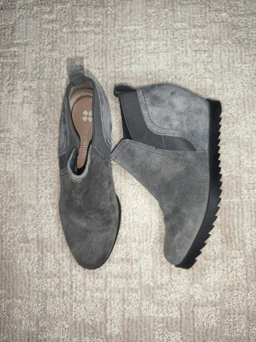 Naturalizer Darena Suede Hidden Wedge Ankle Boots Grey Chelsea Booties EUC Sz 6